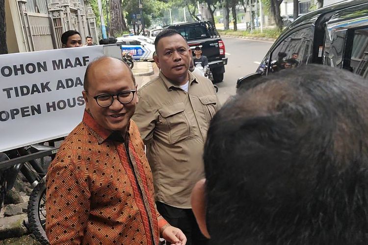 Ketua Tim Kampanye Nasional (TKN) Prabowo-Gibran, Rosan Roeslani ditemui awak media setelah berkunjung ke kediaman Megawati Soekarnoputri, Jalan Teuku Umar, Jakarta, saat hari pertama Lebaran 1445 Hijriah, Rabu (10/4/2024).