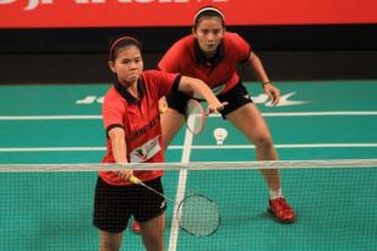 Pemain ganda putri Jaya Raya Jakarta, Greysia Polii/Anggia Shitta Awanda, melakukan servis saat menghadapi Tiara Rosalia Nuraidah/Melvira Oklamona dari tim Musica Champion pada babak penyisihan grup Djarum Superliga Badminton 2015 di Denpasar, Bali, Kamis (29/1/2015). Greysia/Anggia menang 21-18, 15-21, 21-14.