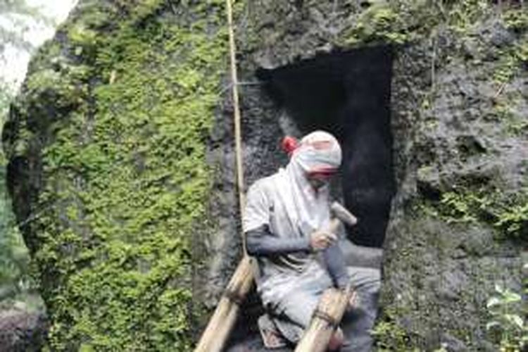 Penggali kubur batu di Bori