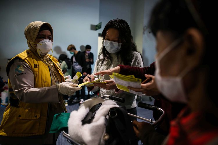 Petugas Kantor Kesehatan Pelabuhan (KKP) bandara Soekarno-Hatta  memeriksa dokumen wisatawan asal China yang baru mendarat di Terminal 3 Bandara Soekarno-Hatta, Selasa (28/1/2020). Saat ini ada sekitar 40.000 penumpang keberangkatan dan kedatangan internasional yang hilir mudik ke Bandara Soekarno-Hatta. Data terakhir mencatat wabah Corona sudah menjangkiti 4.500 orang dan menewaskan 106 orang di China.