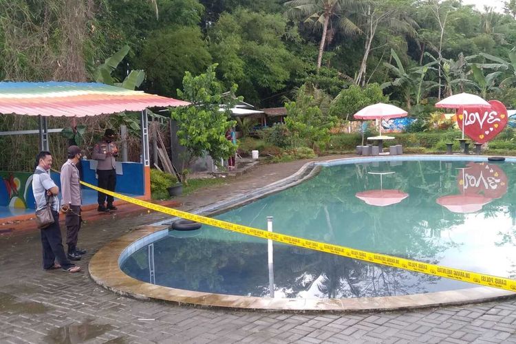Polisi melalukan penyelidikan insiden bocah berusia tujuh tahun yang tewas tenggelam di kolam renang Agro Wisata Desa Cipawon, Kecamatan Bukateja, Kabupaten Purbalingga, Minggu (2/1/2022).