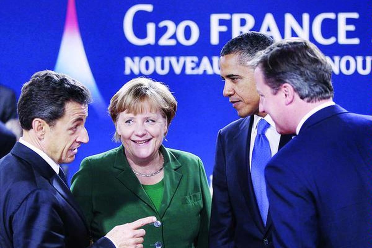 Presiden Perancis Nicolas Sarkozy, Kanselir Jerman Angela Merkel, Presiden Amerika Serikat Barack Obama, dan Perdana Menteri Inggris David Cameron berbincang di sela-sela pertemuan kepala negara anggota G-20 di Cannes, Perancis, Kamis (3/11).