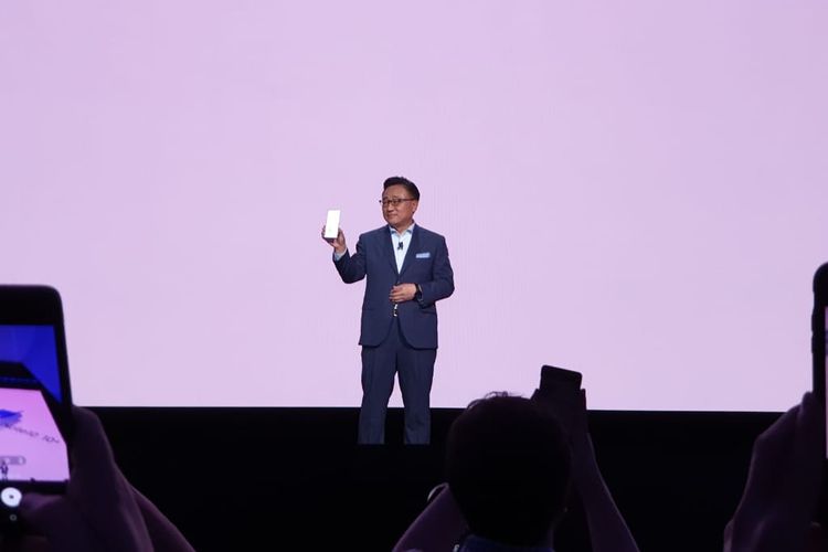DJ Koh memegang Samsung Galaxy Note 10 di panggung peluncuran di New York, Kamis (8/8/2019).