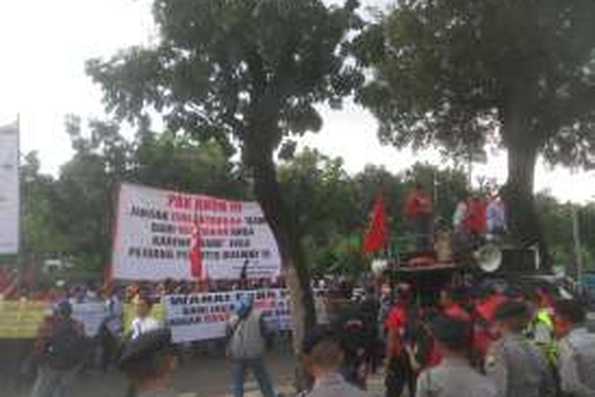 Seratusan pengunjuk rasa yang mengatasnamakan sopir PT Trans Batavia mengadakan unjuk rasa di Balai Kota DKI Jakarta, tempat Gubernur Basuki 