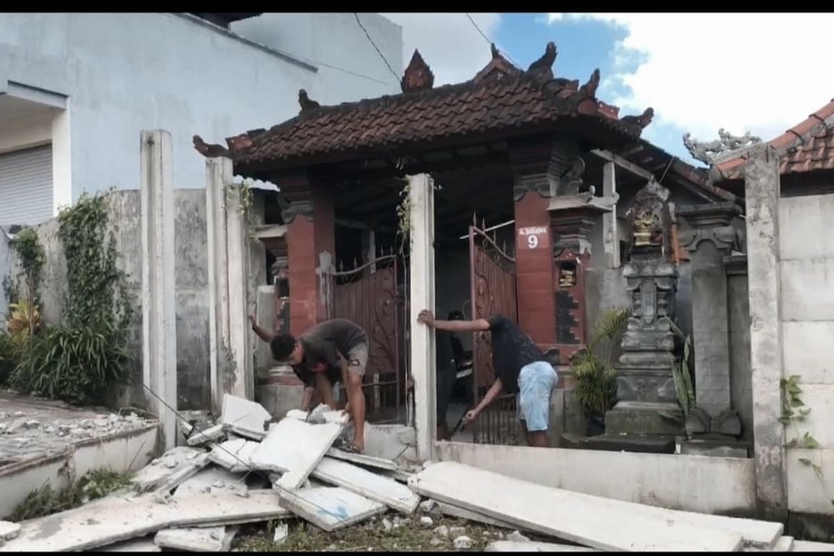 Pihak manajemen Garuda Wisnu Kencana Cultural Park (GWK) membongkar beberapa ruas tembok yang menjadi akses keluar masuk warga Banjar Giri Darma, Desa Ungasan, Kecamatan Kuta Selatan, Kabupaten Badung, Bali, pada Rabu (1/10/2025) pagi. KOMPAS.com/ Yohanes Valdi Seriang Ginta