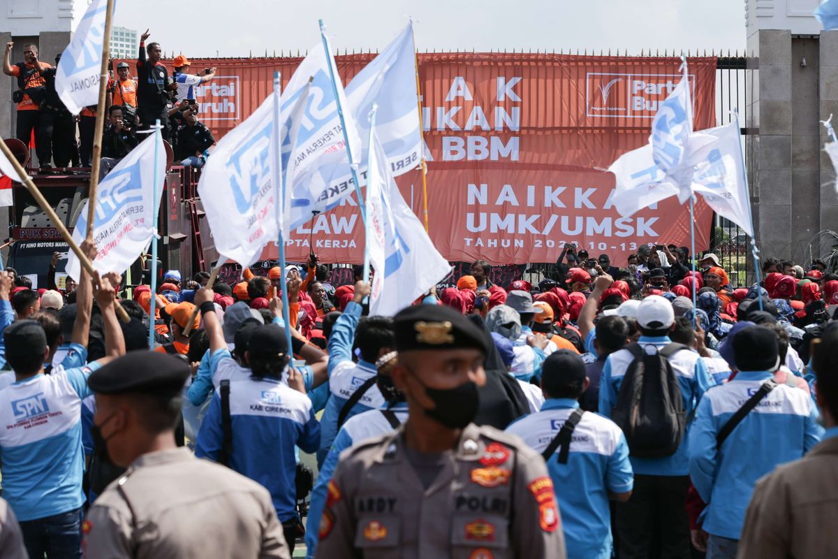 Massa dari elemen buruh melakukan demonstrasi di depan Gedung DPR/MPR RI, Jakarta, Selasa (6/9/2022). Mereka memasang spanduk berukuran besar hingga menutupi gerbang masuk utama kompleks parlemen untuk menolak kenaikan harga BBM.