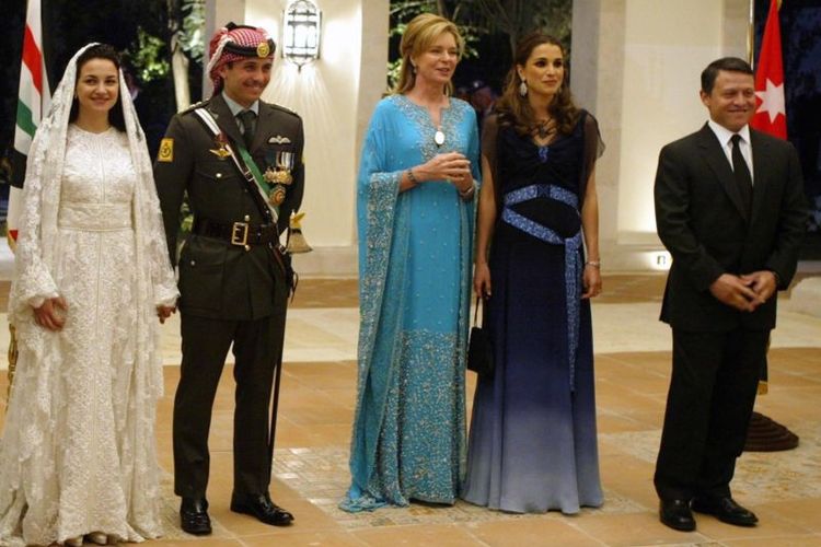 Raja Abdullah dan istrinya Ratu Rania (kedua dari kanan) menghadiri upacara pernikahan Pangeran Hamzah dan istri pertamanya Putri Nur (kiri) bersama ibu Hamzah Ratu Nur (tengah) pada 2004.