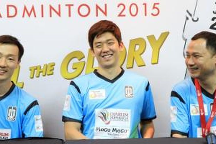 Pemain asal Korea Selatan, Lee Hyun-il (kiri) dan Lee Yong-dae (tengah), didamping Manajer Musica Champion Effendy Widjaja, berbicara kepada media dalam konferensi pers Djarum Superliga Badminton 2015 di Denpasar, Rabu (27/1/2014)