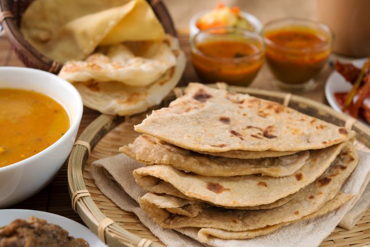 Un ejemplo de roti kanai servido con curry. 