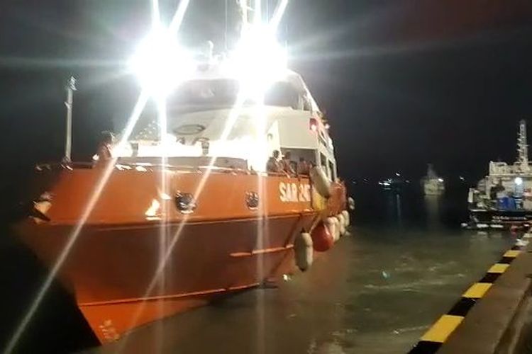 Kapal Negara (KN) SAR Tetuka saat bergerak menuju Laut Jawa, Minggu (28/11/2021) malam.