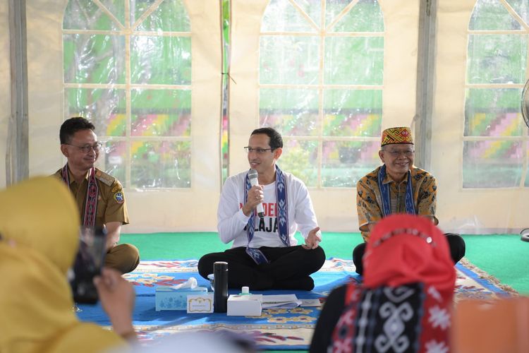 Mendikbudristek Nadiem Anwar Makarim berdialog dengan para Kepala Sekolah Penggerak di SDN 28 Pontianak Utara, Kalbar.