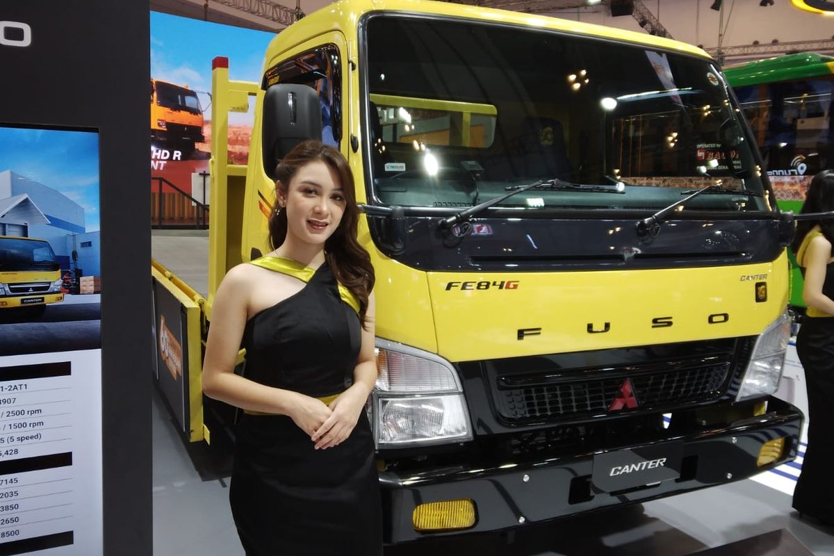 

Usher Mitsubishi Fuso, Jeje di Gaikindo Indonesia International Auto Show (GIIAS) 2023
