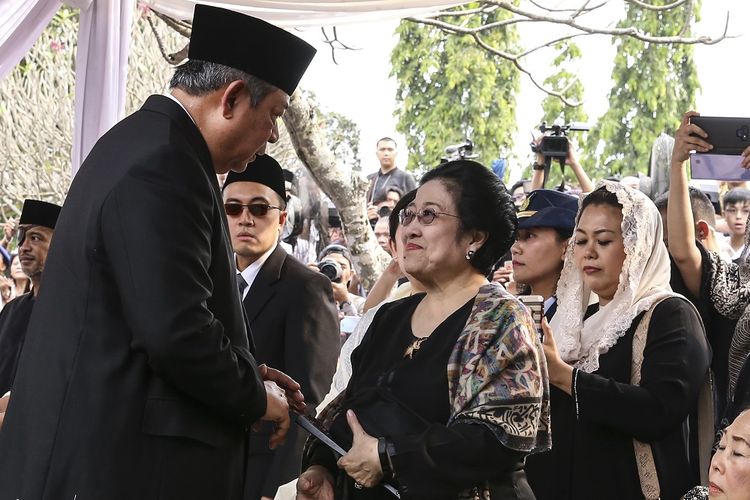 Presiden ke-6 Susilo Bambang Yudhoyono  (kiri) berbincang dengan Presiden Ke-5 Megawati Soekarnoputri (kanan) saat menghadiri pemakaman  ibu negara Ani Yudhoyono  di Taman Makam Pahlawan Nasional Utama (TMP) Kalibata, Jakarta, Minggu (2/6/2019). ANTARA FOTO/Olhe/Lmo/nz