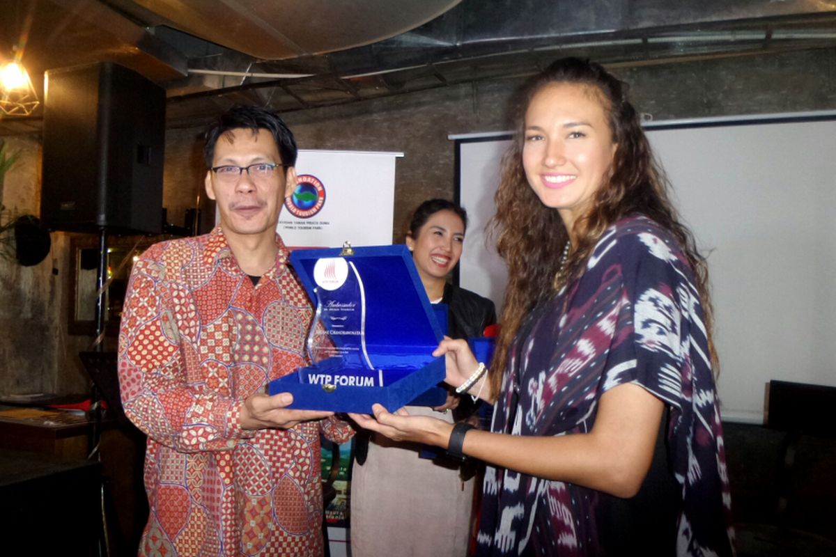 Artis peran Nadine Chandrawinata saat ditunjuk sebagai Duta Wisata Bahari oleh Yayasan World Tourism Park (WTP) Forum, di kawasan Sudirman, Jakarta Pusat, baru-baru ini.