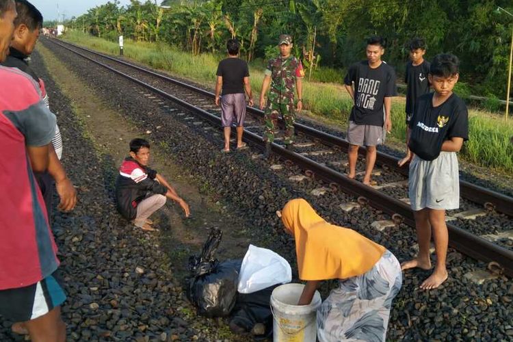 Sarwi Saru, Kakek berusia 77 tahun warga Desa Gebangan, Kecamatan Tegowanu, Kabupaten Grobogan tewas tertabrak Kereta Api (KA) di perlintasan rel KA tak jauh dari rumahnya, Selasa (11/10/2022).