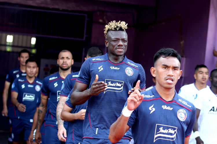 Pemain Arema FC Ichaka Diarra saat memasuki lapangan pada pertandingan pekan ke-3 Liga 1 2023-2024 melawan Persik Kediri yang berakhir dengan skor 5-2 di Stadion Brawijaya Kediri, Sabtu (15/7/2023) sore WIB.