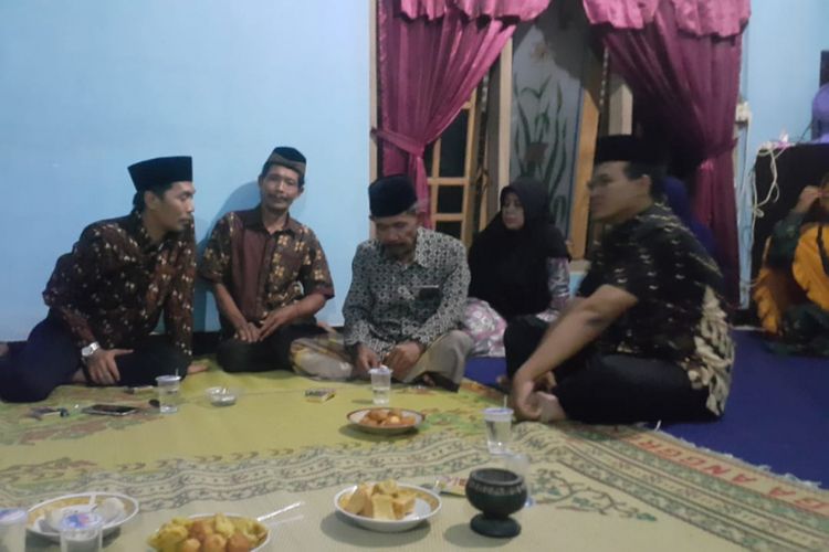 Bupati Madiun, Ahmad Dawami (paling kiri) berdialog dengan ayahanda Alfiani Hidayati Solikah, Slamet (kedua dari kiri).