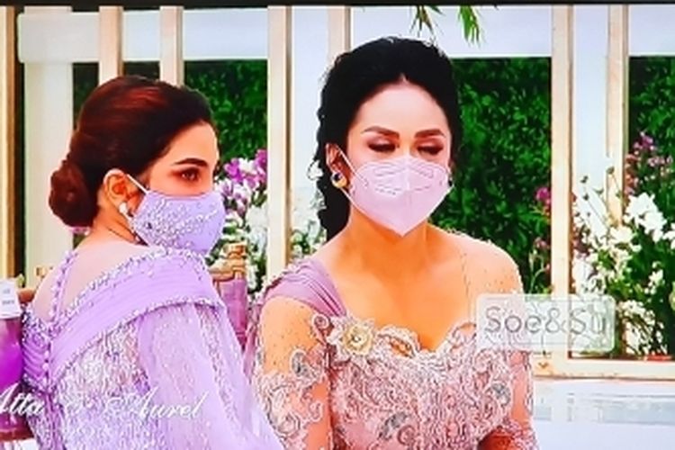 Krisdayanti dan Ashanty menghadiri acara lamaran Aurel dan Atta Halilintar, Sabtu (13/3/2021).