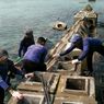 Tanggul Pulau Pramuka Roboh, Petugas Gunakan Alat Sederhana untuk Perbaiki