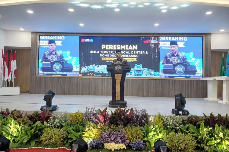 Ketum PP Muhammadiyah Prof Haedar Nashir, saat memberi sambutan di Universitas Muhammadiyah Lamongan, Jawa Timur, Sabtu (19/10/2024).