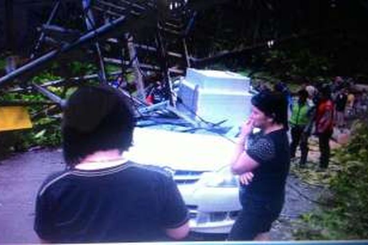 Kondisi mobil yang tertimpah tiang listrik di Manado, satu penumpang tewas