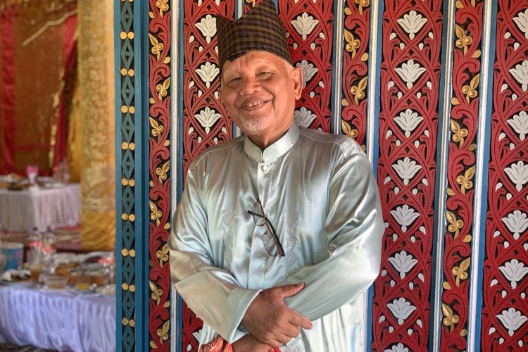 Datuk Haji Djamilish, tetua yang menjelaskan makan bajamba saat ditemui Kompas.com dalam rangkaian Familiarization Trip Kementerian Pariwisata RI bersama Travel Agent Malaysia ke Sumatera Barat, Selasa (28/10/2025).