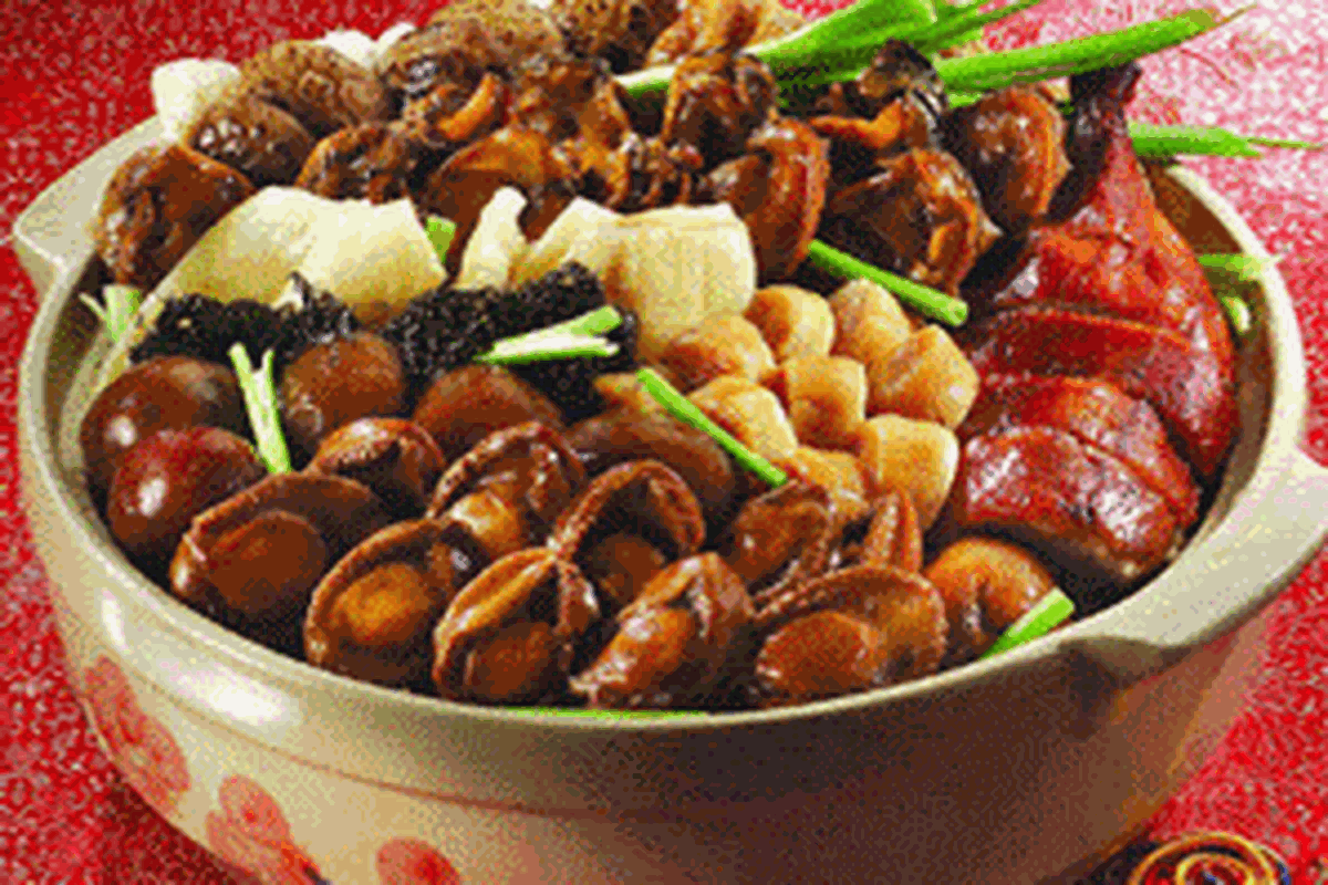 Golden abalone treasure pot, masakan yang dulu, konon, khusus disajikan untuk kaisar dari Dinanti Song. 