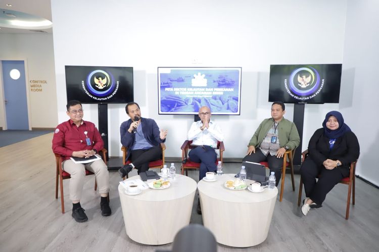 Direktur Pemasaran Ditjen PDSPKP KKP Erwin Dwiyana (paling kiri), Direktur Pengembangan dan Pengendalian Usaha ID Food Dirgayuza (tengah), Asistance Vice President Goverment Program, Division of Small Business and Program BNI Chandra Bagus Sulistyo (kedua kiri), dan Chief Sustainability Officer Aruna Utari Octavianty (paling kanan) dalam Talkshow Bincang Bahari yang berlangsung secara hybrid, Selasa (21/2/2023).