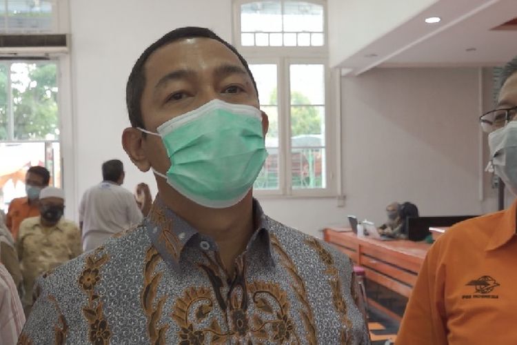 Wali Kota Semarang, Hendrar Prihadi saat melakukan kegiatan di Kantor Pos Semarang, Sabtu (16/4/2022)