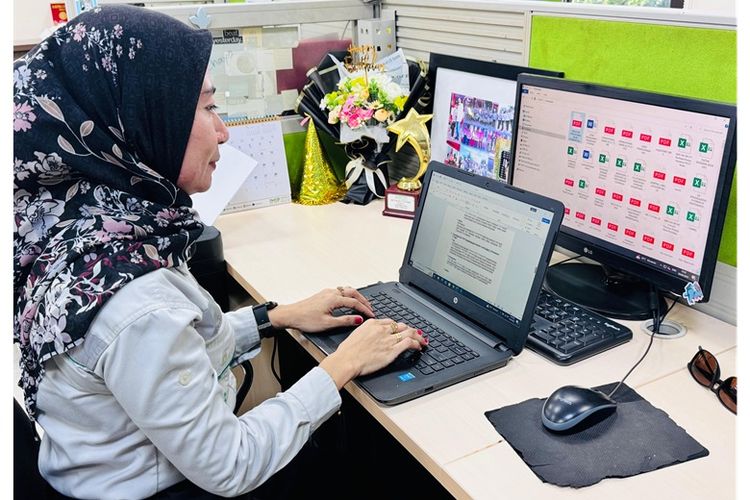 Bagi Busra, bekerja sebagai staf senior administrasi di Departemen Eksternal Affairs IMIP bukan sekadar pekerjaan administrasi. Ia juga berperan sebagai corong informasi perusahaan. 