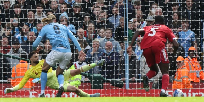 Striker Manchester City, Erling Haaland, mencetak gol pembuka dari titik penalti pada laga perempat final Piala FA Inggris antara Manchester City dan Liverpool di Stadion Etihad di Manchester, barat laut Inggris, pada 4 April 2026.