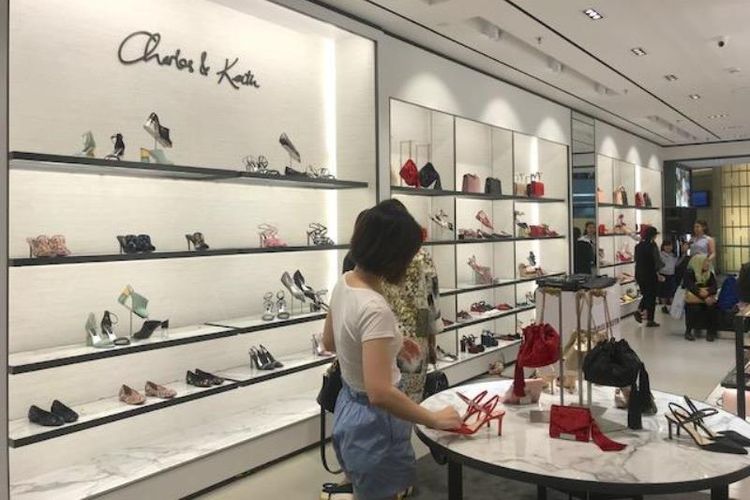 Toko Charles & Keith di mal Senayan City hadir dengan konsep baru.