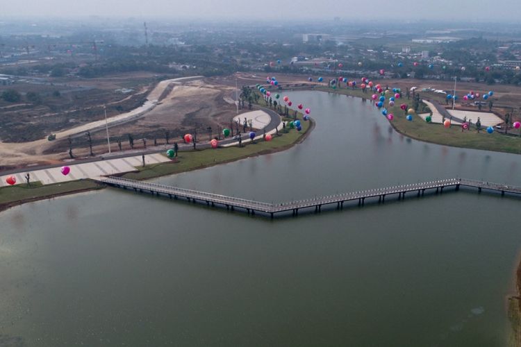 Foto udara kawasan Central Park di kawasan Kota Baru Meikarta, Cikarang, Bekasi, Jawa Barat, Senin (4/9/2017). Meikarta telah membangun central park, yakni sebuah taman terbuka hijau seluas 100 hektar. Taman ini memiliki berbagai tanaman, lengkap dengan kebun binatang mini hingga jogging track.