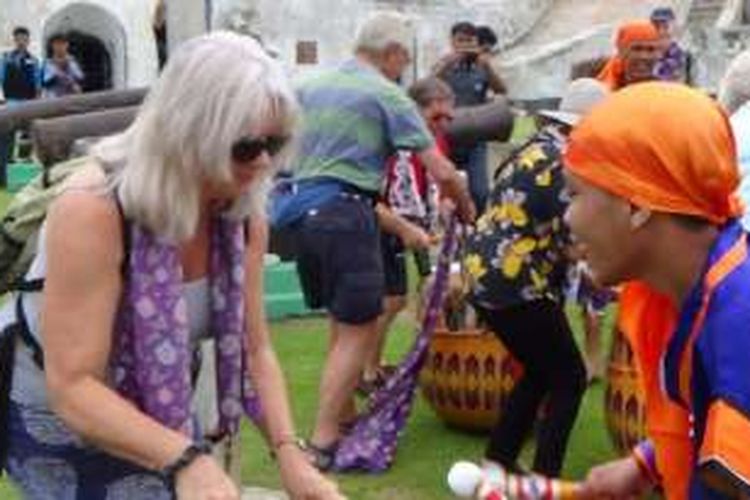 Wisatawan Inggris di Benteng Marlborough, Bengkulu disambut dengan musik doll, Kamis (20/10/2016).  Ratusan wisatawan Inggris ini tiba di Pelabuhan Pulau Baai menggunakan Kapal Pesiar 'Caledonian Sky'.  