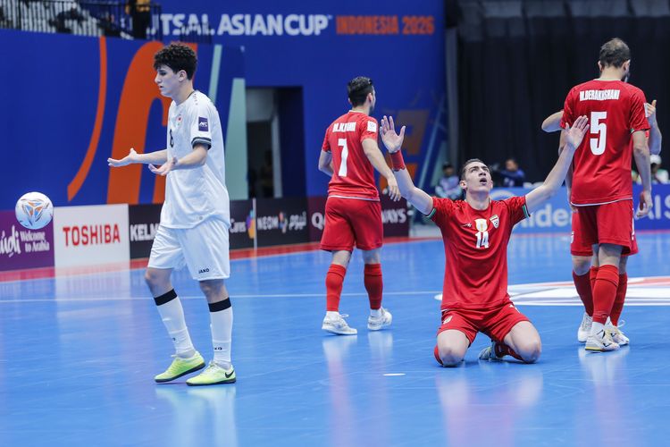 Pemain Timnas futsal Iran Behrooz Azimihematabadi (kanan) melakukan selebrasi usai mencetak gol ke gawang Timnas futsal Irak pada semifinal AFC Futsal Asian Cup 2026 di Indonesia Arena, Senayan, Jakarta, Kamis (5/2/2026). Timnas futsal Iran melaju ke final setelah menang 4-2 atas Irak. ANTARA FOTO/Asprilla Dwi Adha/foc.