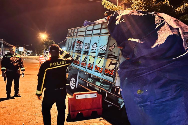 Truk Bermuatan Daun Jeruk Tabrak Pohon di Wonogiri, Satu Orang Meninggal