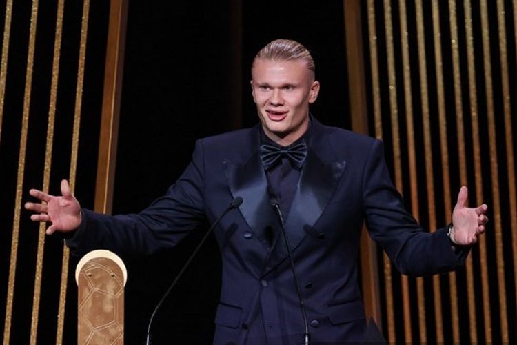 Gesture penyerang Man City, Erling Haaland, saat berada di atas panggung ketika menerimaa penghargaan Gerd Mueller Trophy sebagai striker terbaik dunia pada 2023 dalam malam penganugerahan Ballon d'Or dii Theatre du Chatelet pada 30 Oktober 2023.