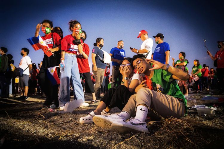 Kampanye tim Marcos-Duterte menitikberatkan pesan-pesan di media sosial yang banyak diakses oleh anak-anak muda.