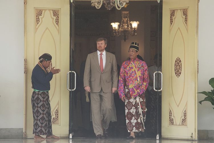Raja Belanda Willem Alexander (kedua kanan) bersama Raja Keraton Yogyakarta, Sri Sultan HB X (kanan) keluar dari Gedong Jene saat melakukan kunjungan di Keraton Yogyakarta, Rabu (11/3/2020). Kunjungan Raja Belanda di Keraton Yogyakarta tersebut merupakan rangkaian kunjungannya di Indonesia.