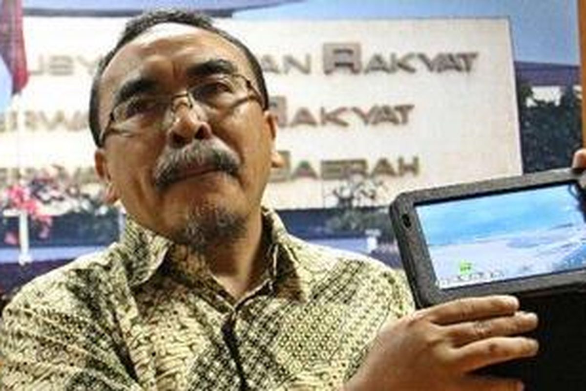 Anggota DPR dari Fraksi PKS, Arifinto mengklarifikasi perihal pemberitaan media massa yang menyebutkan dugaan Arifinto mengakses situs porno saat sidang paripurna DPR, di ruang wartawan DPR, Jakarta Pusat, Jumat (8/4/2011).  
