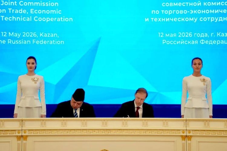 Menko Perekonomian Airlangga Hartarto dan Deputi Pertama Perdana Menteri Rusia Denis Manturov menandatangani Agreed Minutes SKB ke-14 Indonesia?Rusia Bidang Kerja Sama Perdagangan, Ekonomi, dan Teknik di Kazan, Rusia, Selasa (12/5/2026).