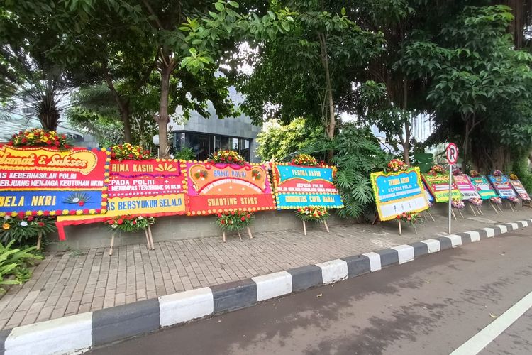 Karangan bunga berisi pesan apresiasi dan dukungan terhadap pengusutan kelompok Khilafatul Muslimin penuhi Mapolda Metro Jaya, Rabu (8/6/2022)
