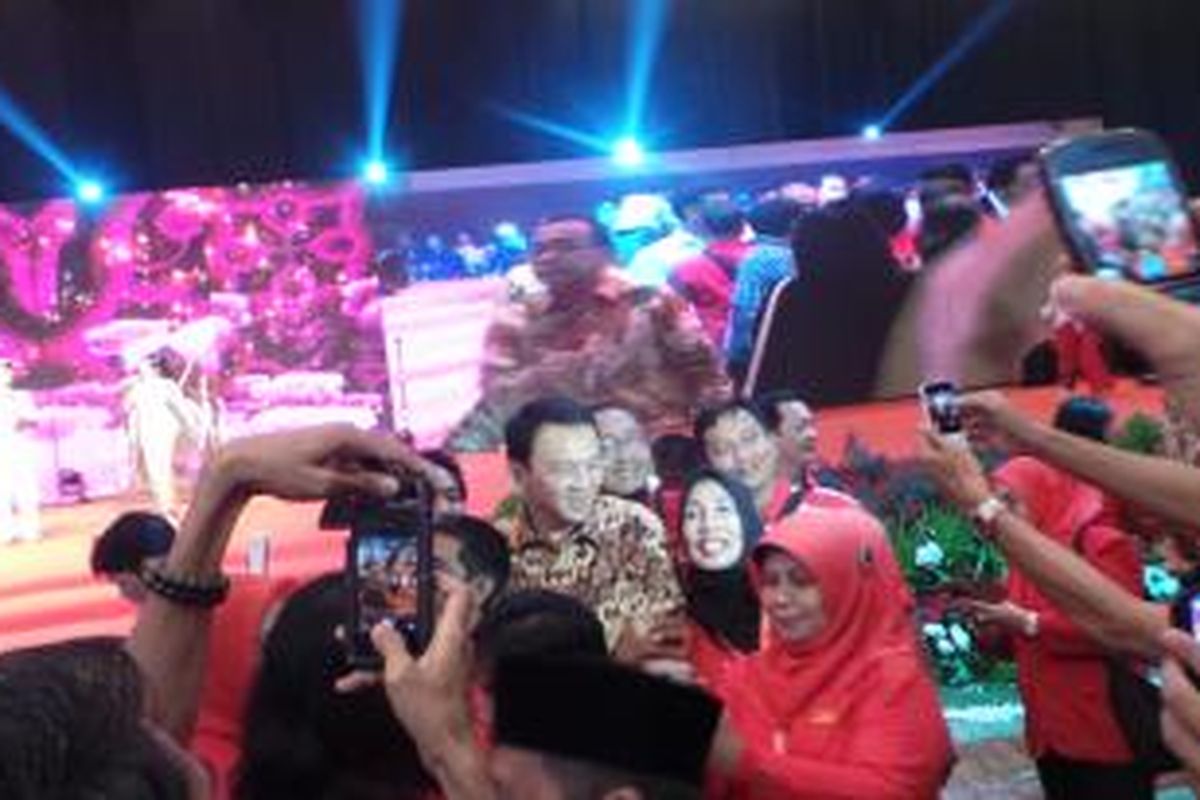 Gubernur DKI Jakarta Basuki Tjahaja Purnama selfie bersama kader PDI-P, pada Rakernas PDI-P, di Hall D Kemayoran Jakarta Pusat, Minggu (10/1/2016).