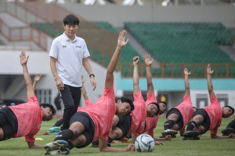 Shin Tae-yong dan para pemain timnas U-19 Indonesia yang diseleksi di Stadion Wibawa Mukti, Bekasi, Senin (13/1/2020)