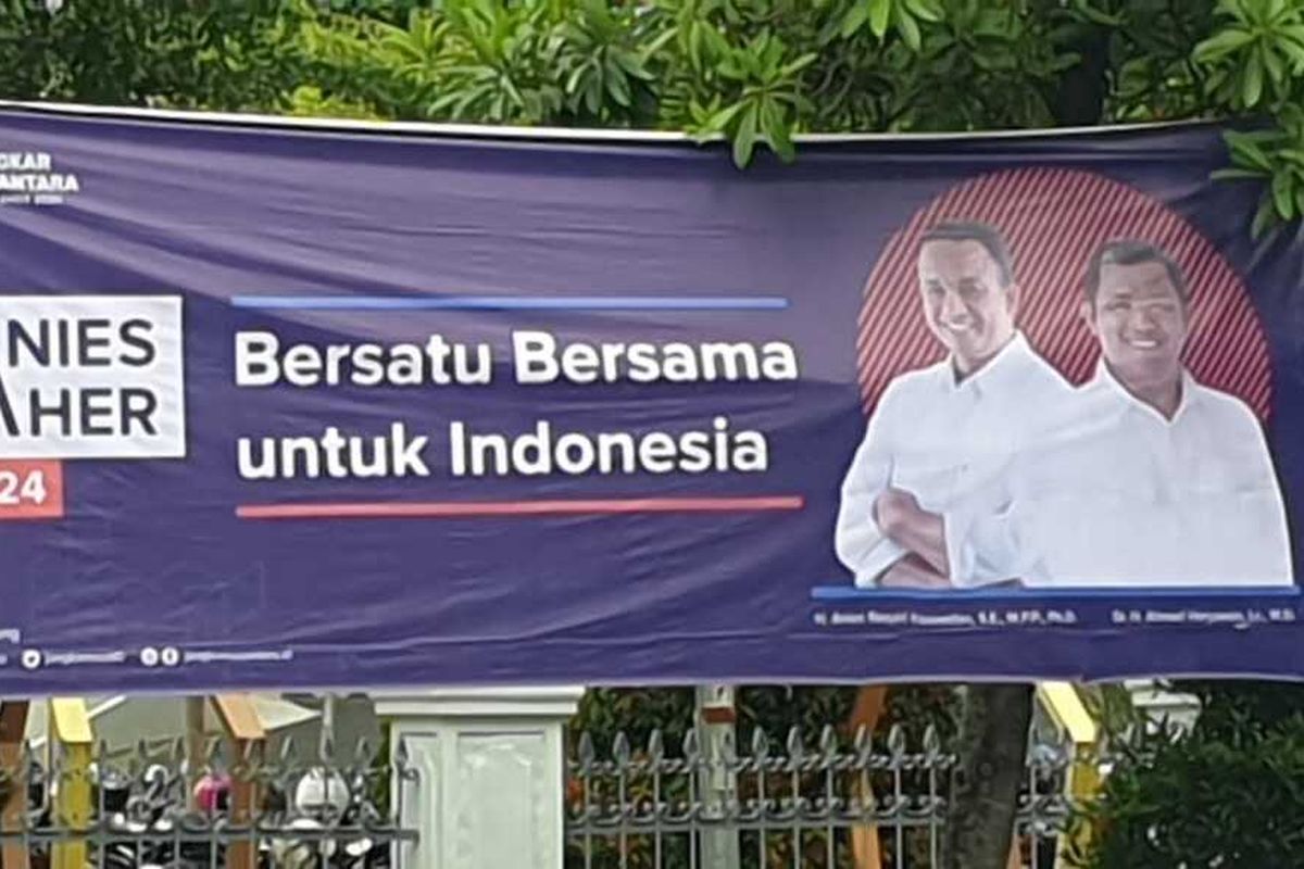 Spanduk yang berisikan foto Anis Baswedan dan Aher yang mengenakan baju putih, dilengkapi dengan tulisan 'Bersatu Bersama untuk Indonesia Anis-Akher 2024' terpasang di Kota Solo Jawa Tengah.
