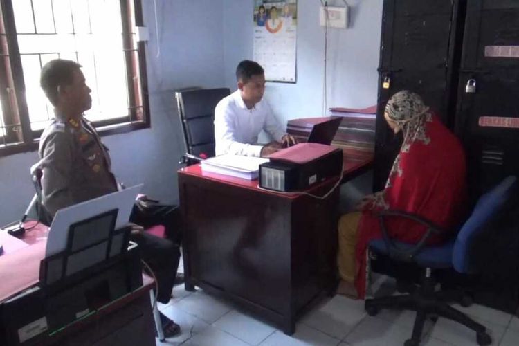 NI (21) sedang menjalani pemeriksaan di ruang unit Reskrim Polsek Bontomarannu, Kabupaten Gowa, Sulawesi Selatan lantaran membunuh dan membuang bayi hasil hubungan gelapnya. Senin, (5/6/2023).