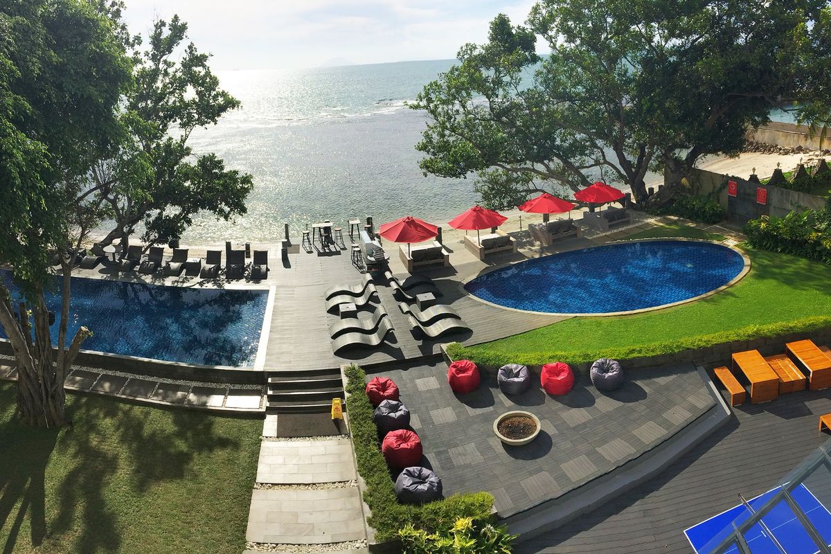 Pemandangan area kolam renang dan pantai di Hotel Aston Anyer yang merupakan salah satu properti jaringan Archipelago Hotels. Archipelago Hotels menghadirkan program "Teacher's Appreciation Discount" dengan potongan harga menginap 10 persen di lebih dari 140 hotel yang tersebar dari kota besar hingga destinasi wisata favorit di Indonesia.