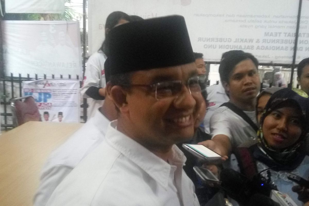 Calon gubernur DKI Jakarta, Anies Baswedan saat diwawancarai di Posko Cicurug, Jakarta Pusat, Senin (3/4/2017).