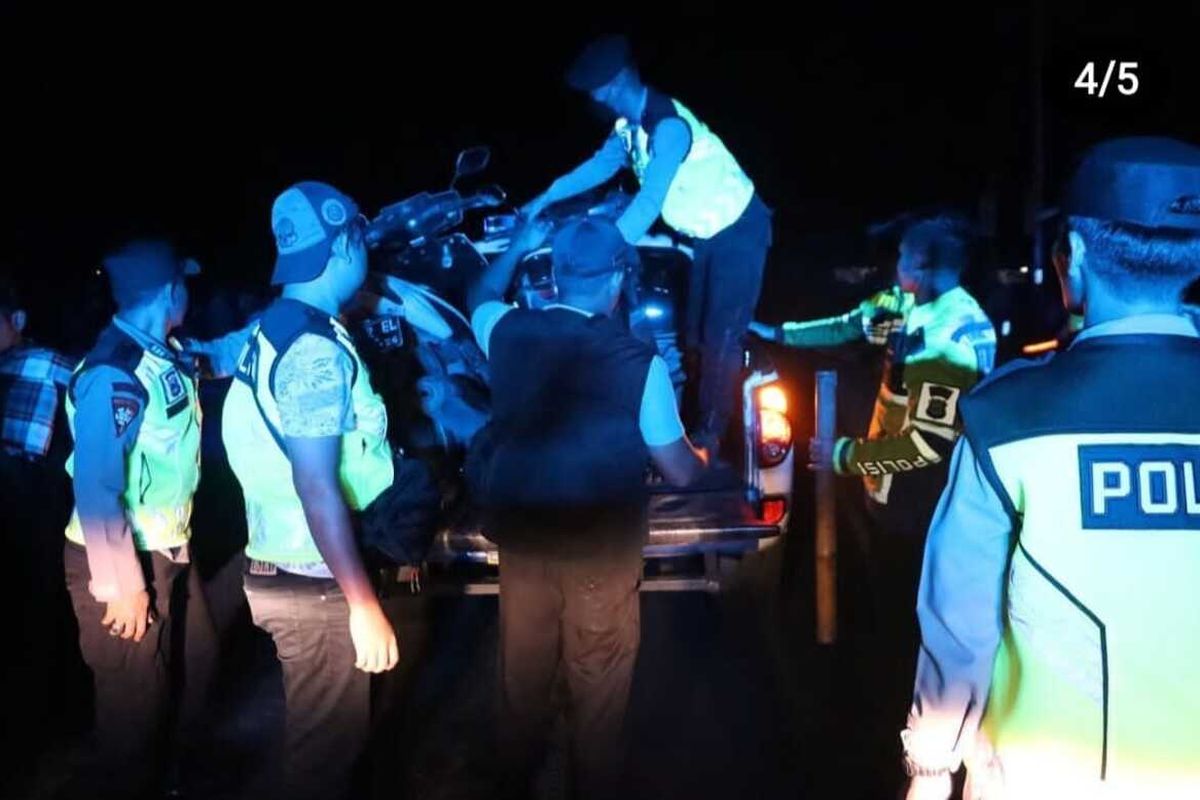 Polisi dan warga mengamankan para remaja yang mau perang sarung dengan kelompok lain di Kulon Progo, Daerah Istimewa Yogyakarta. Polisi juga mengamankan ponsel dan motor yang mereka pakai.