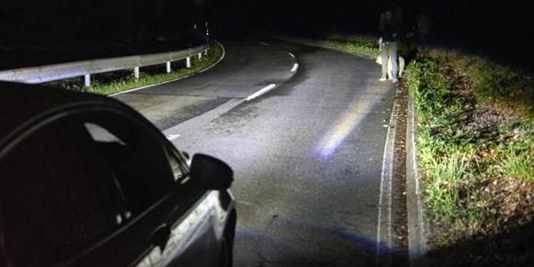 Ford kembangkan lampu depan yang bisa mendeteksi pejalan kaki di pinggir jalan.